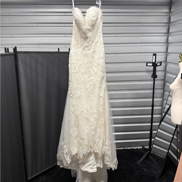 Elegant White Lace Wedding Dress - Picture 3 of 4